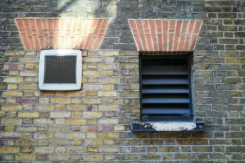 Louvered exterior vent